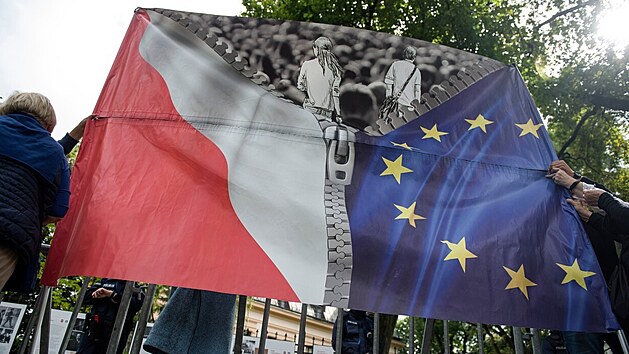 Transparent demonstrant, kte pili protestovat k polskmu stavnmu soudu, kter m rozhodnou zda je polsk stava nadazena prvu Evropsk unie. Podle demonstrant se jedn o pokus o polexit. (31. srpna 2021)