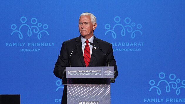 Bval americk viceprezident Mike Pence pi proslovu na demografickm summitu v maarsk Budapeti (23. z 2021)