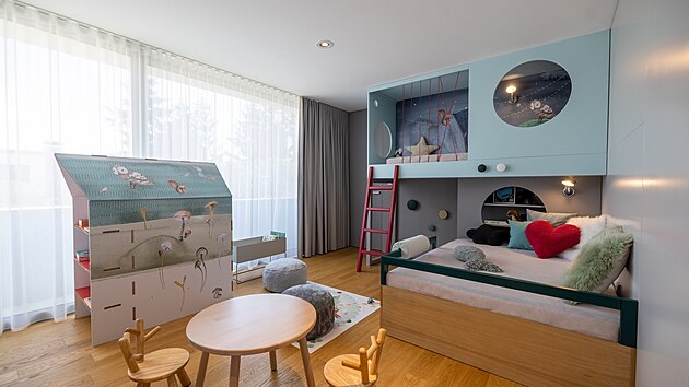 Po proměně je v dětském pokoji patrová postel vyrobená na míru, která se jen částečně překrývá.