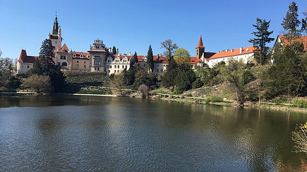 K zmku v Prhonicch u Prahy pat jedinen park, kter je nrodn kulturn pamtkou a pamtkou UNESCO.