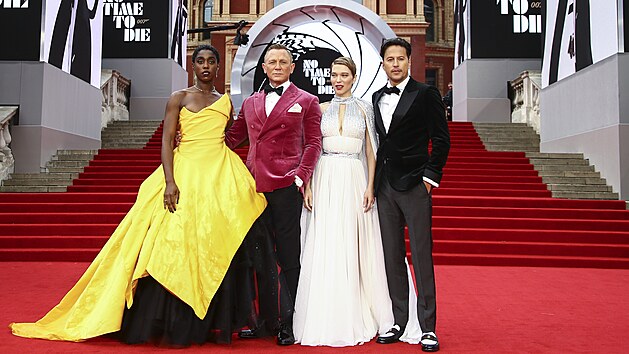 Lashana Lynchov, Daniel Craig, Lea Seydouxov a Cary Joji Fukunaga na premie filmu Nen as zemt (Londn, 28. z 2021)