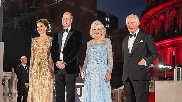 Vvodkyn Kate, princ William, vvodkyn Camilla a princ Charles na premie filmu Nen as zemt (Londn, 28. z 2021)