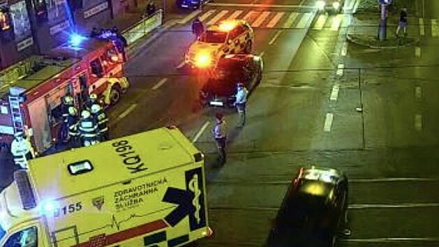 Nehoda automobilu a dvou chodc na kiovatce ulic Argentinsk a Plynrn v Praze. (25. z 2021)