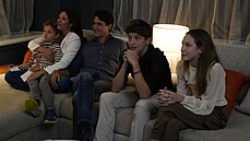 Premiér Justin Trudeau sledoval penos z pedasných voleb se svou rodinou....
