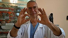 Profesor Petr Neu�il s kardiostimulátory Micra (vlevo) a Nanostim (vpravo).