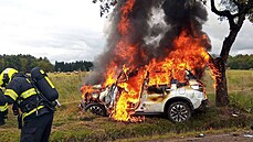 Automobil za�al po nárazu do stromu ho�et.