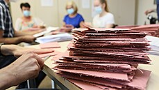 Volební komise v německém Halberstadtu otevírá obálky s korespondenčními hlasy.... | na serveru Lidovky.cz | aktuální zprávy