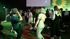 Příznivci Zelených v Berlíně tančí po volbách do Bundestagu. (26. září 2021) | na serveru Lidovky.cz | aktuální zprávy
