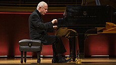 Pianista sir András Schiff pat�il k nejvýznamn�j�ím host�m Dvo�ákovy Prahy 2021.