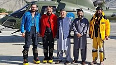 Dva etí horolezci, kteí uvázli na hoe Rakapoi v Pákistánu, jsou v bezpeí....