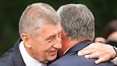 eský premiér Andrej Babi se pátelsky objímá s maarským premiérem Viktorem...