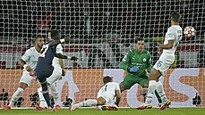 Idrissa Gueye z Paris St. Germain otevírá skóre v duelu s Manchesterem City.