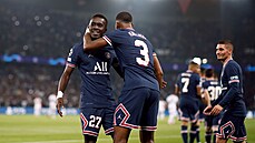 Idrissa Gueye se raduje ze své branky proti Manchesteru City se spoluhráem z...