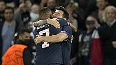 Lionel Messi objímá Kyliana Mbappého, který mu nahrál na první gól v dresu PSG.