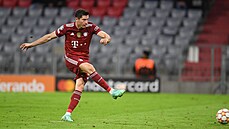 Robert Lewandowski (Bayern) promuje penaltu v duelu s Dynamem Kyjev.