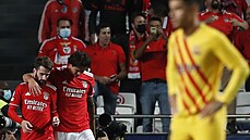 Fotbalisté Benfiky Lisabon slaví gól Rafy Silvy (vlevo) v utkání s Barcelonou.