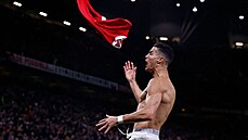 Cristiano Ronaldo slaví vítěznou branku proti Villarrealu svléknutím dresu.