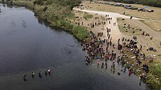 Migranti překračují řeku Rio Grande, aby se dostali do Texasu. (21. září 2021)