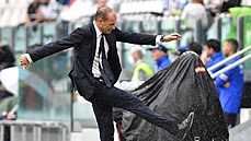 Naštvaný kouč Juventusu Massimiliano Allegri během ligového utkání se Sampdorií.