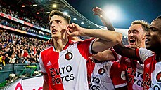 Guus Til z Feyenoordu slaví s fanoušky svou trefu v zápase nizozemské ligy...