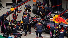 Max Verstappen z Red Bullu čeká, než jeho týmoví mechanici dokončí práci.