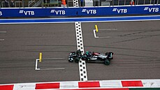 Lewis Hamilton z Mercedesu projídí cílem jako první a stává se vítzem Velké...