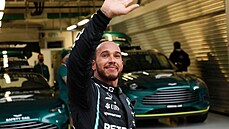 Lewis Hamilton mává fanoukm po vítzství na Velké cen Ruska.