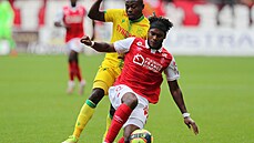 Moses Simon (vzadu) z Nantes se dere za balonem pes soupee.