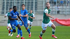 Milo� Kratochvíl (vpravo) z Jablonce sp�chá za balonem.