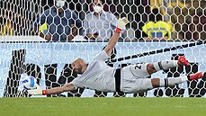 Branká Lazia Pepe Reina se marn natahuje po penalt v zápase proti AS ím.