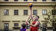 Tobiá Mikula stílí pi úvodním utkání praského World Tour turnaje 3x3.