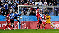 Victor Laguardia z Deportiva Alavés stílí první gól v utkání s Atléticem...