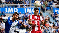 Luis Suarez z Atlética Madrid hlavi�kuje v utkání s Deportivem Alavés.