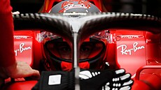 Carlos Sainz mladí ve svém Ferrari ped kvalifikací na Velkou cenu Ruska v...