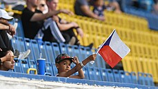 Malý patriot v hledi�ti na utkání Teplic s Olomoucí.