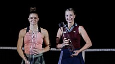 Finalistky Ostrava Open pózují s trofejemi.