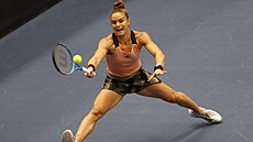ekyn Maria Sakkariová vrací míek bhem finálového utkání Ostrava Open.