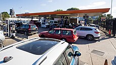 Velká Británie se potýká s nedostatkem �idi�� kamion�, co� krom� prázdných...