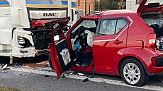 Na Písecku se eln stetlo osobní auto s kamionem. Nehodu nepeili mu a ena...