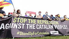 Lidé demonstrují proti zadrení katalánského politika Carlese Puigdemonta ped...