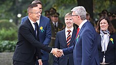 Vicepremiér Karel Havlí�ek se zdraví s ma�arským ministrem zahrani�í Péterem...