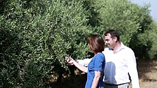 Eva Lozano Červenková a Carlos Lozano v olivovém háji.