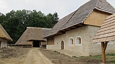 Archeoskanzen v Trocnov pomalu roste, první budovy u stojí v západní ásti...