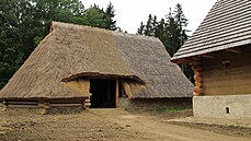 Archeoskanzen v Trocnov pomalu roste, první budovy u stojí v západní ásti...