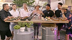Nava�eno. Vlevo street food od Radka Ka�párka, vpravo od Honzy Pun�ochá�e. 