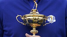 Trofej pro vítěze Ryder Cupu v rukou kapitána evropského týmu Padraiga...