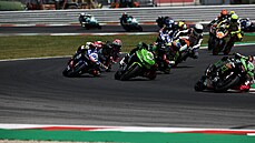 Momentka ze závodu motocyklové kategorie Supersport 300 - ilustrační foto.
