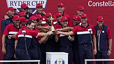 Američtí golfisté s trofejí pro vítěze Ryder Cupu.