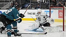 Tomá Hertl ze San Jose v anci, branká Los Angeles Garret Sparks jeho pokus...