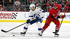 U puku Jan Rutta z Tampa Bay Lightning, napadá ho  Josh Leivo z Carolina...